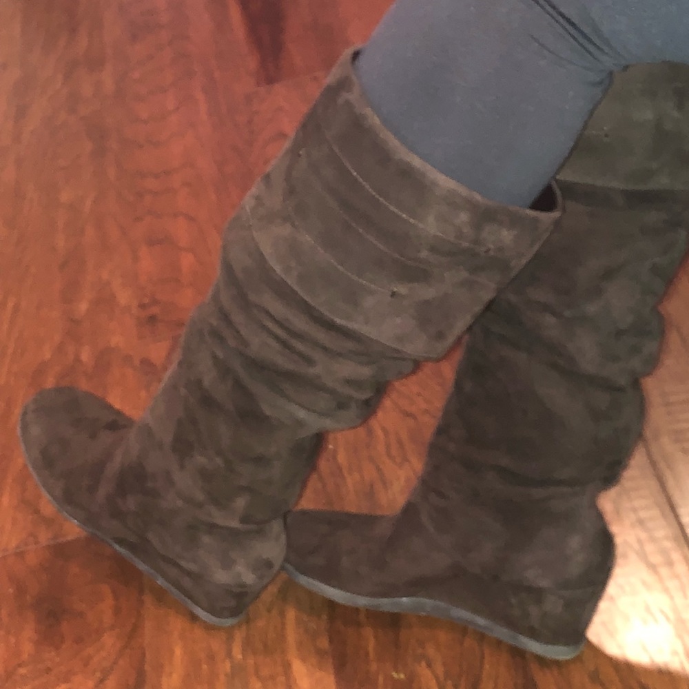 AEROSOLES Brown Suede Boots